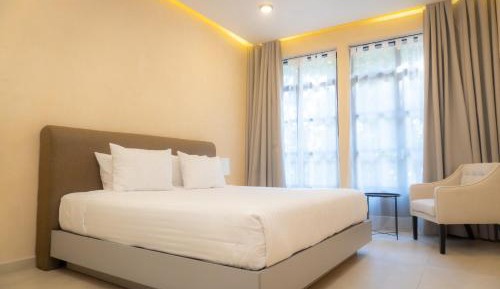 Deluxe Queen Suite