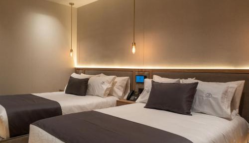 Deluxe Queen Suite