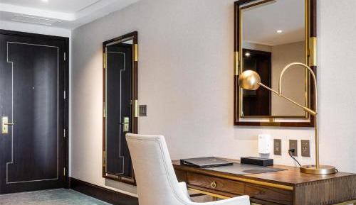 Deluxe One-Bedroom Corner Suite with One King Bed
