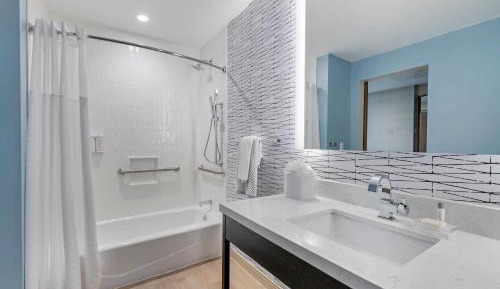 Quadruple Room with Two Queen Beds and Tub - Disability Access/Non Smoking
