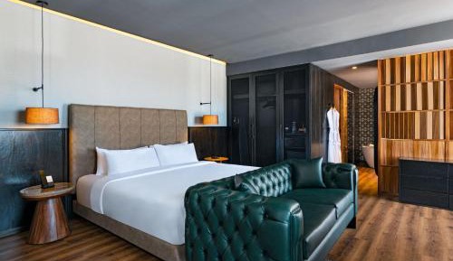 King Suite with Golf View 
