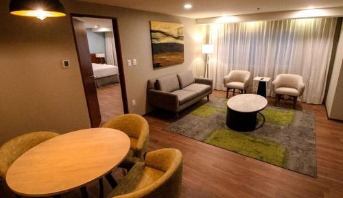 2 Bedroom Suite, Bedroom 1: 1 King, Bedroom 2: 1 Double