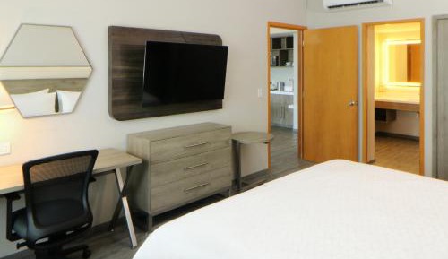 One-Bedroom Suite with Harbor View
