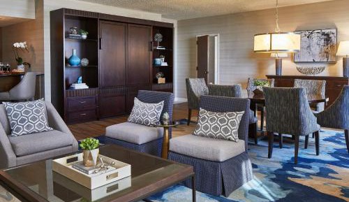 High Floor Suite with Pull-Down Bed, City View, Wet Bar, Dining Area and Renaissance Lounge Access