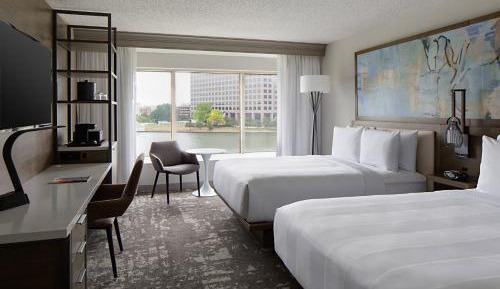 Queen Room with Lake View - Hearing Accessible