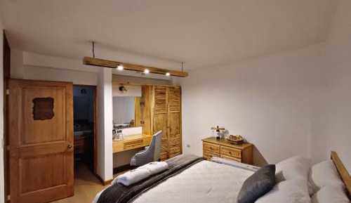 Deluxe Room (2 Adults + 1 Child)