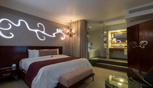 Deluxe Suite with Spa Bath - Cynthia