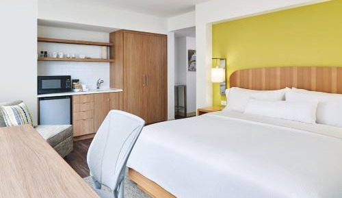 King Room with Adapted Tub - Mobility and Hearing Accessible