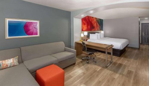 Deluxe King Room with Bath Tub - Mobility Accessible/Non-Smoking