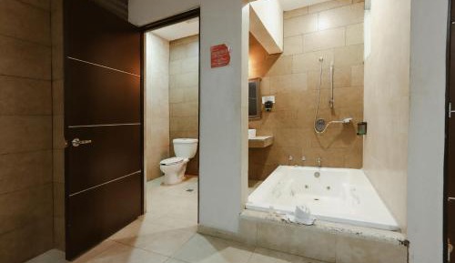 Deluxe Suite with Spa Bath