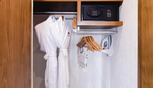 Junior Suite with Breakfast Buffet for 2 Adults