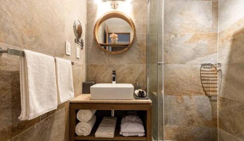 Deluxe Queen Suite