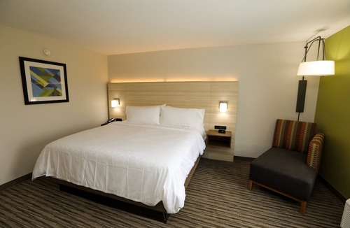 Hillsboro Hotel | Holiday Inn Express : Hillsboro I-35, an Ihg Hotel