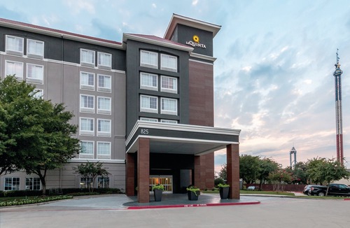 Arlington Hotel | La Quinta by Wyndham Arlington North 6 Flags Dr