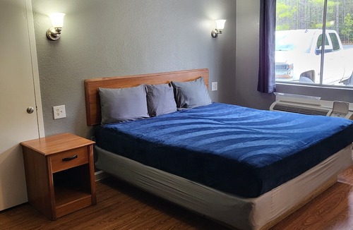 Livingston Apartment | 2 queen beds hotel studio 107 Hot tub