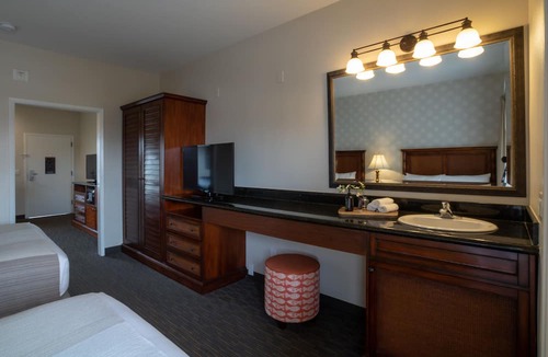 Pismo Beach Hotel | Oxford Suites Pismo Beach