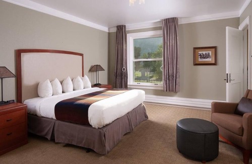 Yellowstone National Park Hotel | Mammoth Hot Springs & Cabins - Inside the Park