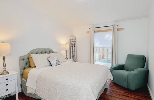 Burton Cottage | Cozy Cabin 5 minutes to Boat Ramp at Sommerville Lake. Pet friendly!