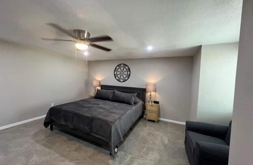 Tucson Apartment | NW Executive 1BR with Laundry and Parking