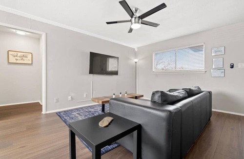 Central Arlington Apartment | Cowboys Retreat. Walk to AT&T Stadium