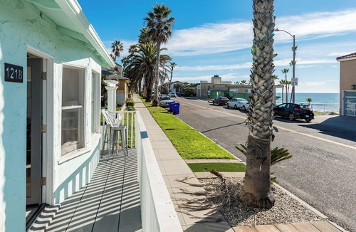 South Oceanside House | Pacific Bungalow | Ocean View with Tiny House!