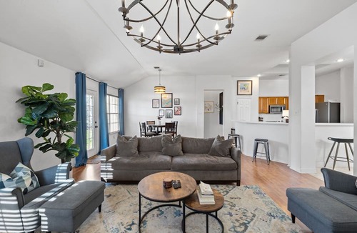 Harris Ridge Apartment | Luxury Austin Retreat w/Hot Tub & Fireplace - 4BR