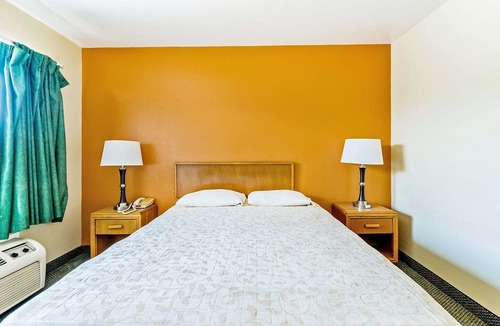 Shreveport Apartment | Premium Queen Bed Smoking