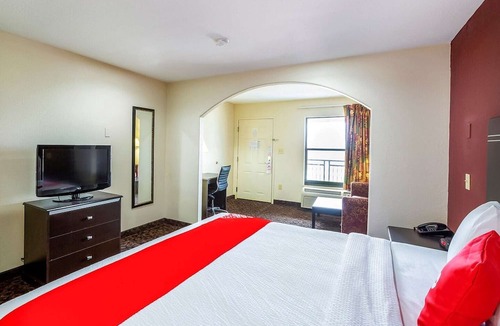 Port Allen Apartment | King Bed | Non-Smoking