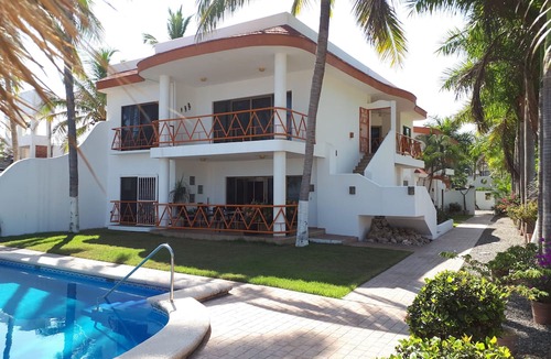 La Penita de Jaltemba Apartment | Ocean Front 1 King Bedroom. Swimming pool, Easy 5 minute beach walk to Shopping