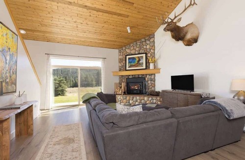 Big Sky Condo | Beautiful furnished 3 bedroom with dates open fo summer 2026! Walking distance to town center!