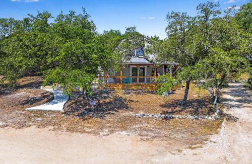 Bulverde House | Rustic Star Farmhouse at Moonlight Getaway