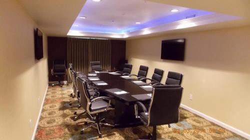 Pumpkin Center Hotel | Holiday Inn Express Bakersfield by IHG