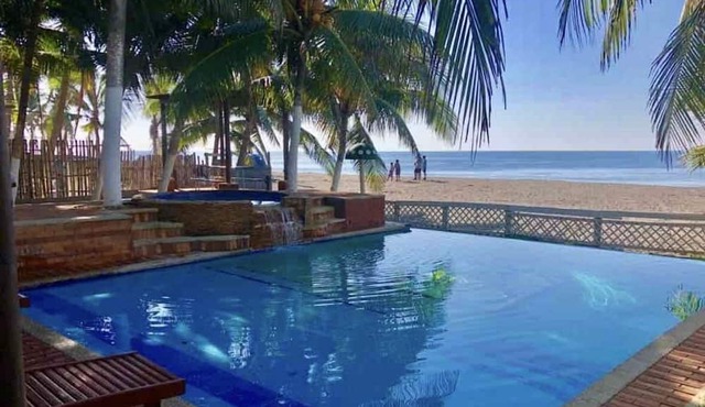 Casa frente a la playa a pocos metros del pueblo de Monterrico con privacidad.