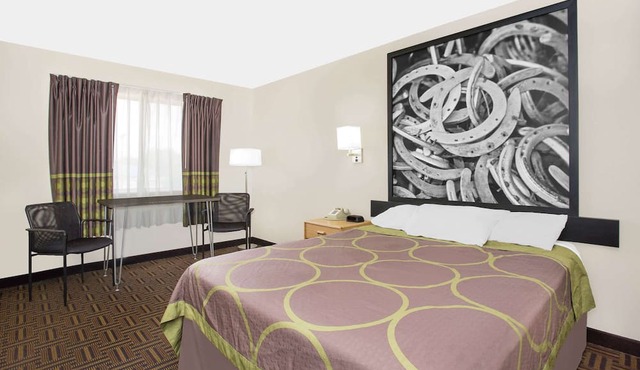Super 8 by Wyndham Bloomfield