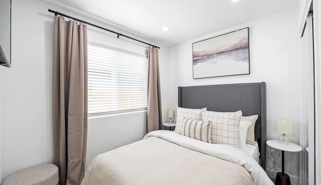 Casa Serene w/private patio; pet-friendly. 9-min drive to beach.