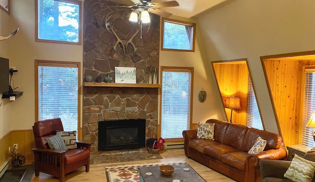 Happy Trails: Modern Cabin in the Woods, One Level Home, Easy Access in Angel Fire