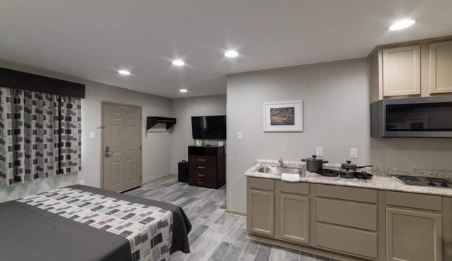 Studio, 1 King Bed, Kitchenette - Non-Smoking