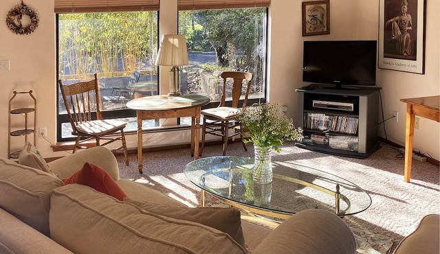 Cozy and Charming Apple Blossom Retreat—Relax with Nature in Sebastopol