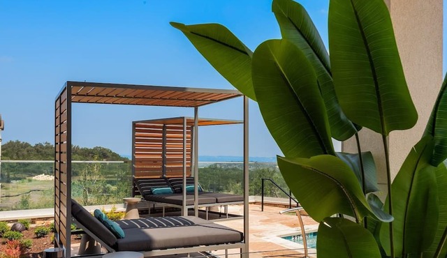 Landing | Stunning 2BD, Clubhouse, Pool