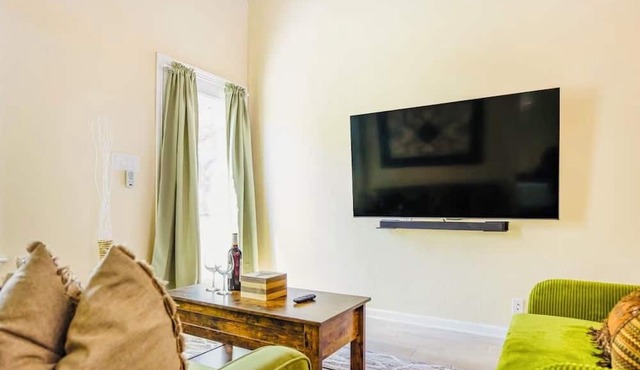 Cozy 2 bedroom getaway in Bulverde on gated 5 acres near to downtown Bulverde