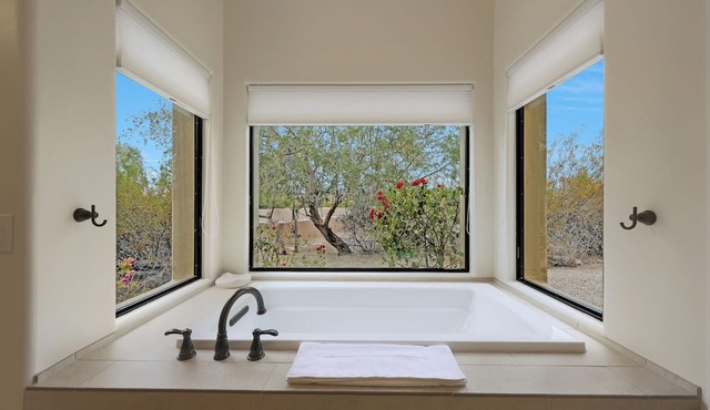 NEW Spacious 6-bedroom 5.5 Bath house in Scottsdale!