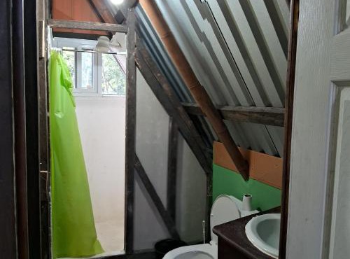 KARLITAS habitaciones, restaurante y Parquéo